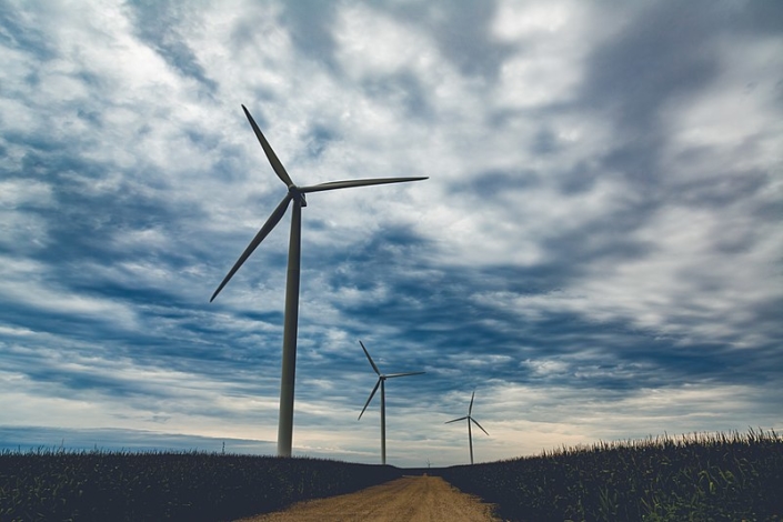 800px-Wind_Turbines_at_Pioneer_Prairie_Renewable_Energy_Wind_Farm,_Iowa_(36670573605)